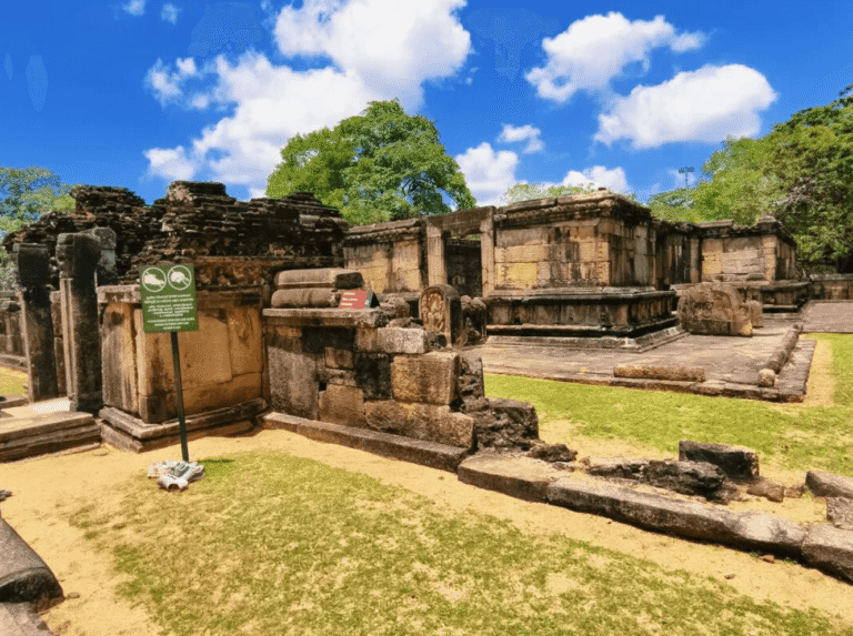 波隆纳鲁沃古遗址
